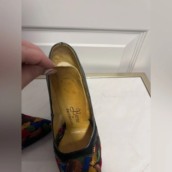 Berne of Switzerland | RARE Vintage Embroidered Pointed Toe Pumps | Size 6 - Picture 7 of 15